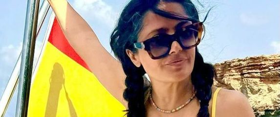 Salma Hayek u žutom bikiniju - 1