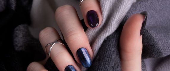 Tamnoplave manikure