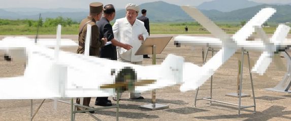 Kim Jong Un pored novih sjevernokorejskih dronova kamikaza