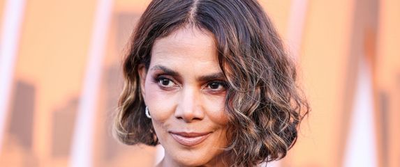 Halle Berry u vrećastim trapericama i bluzi brenda Marni - 6