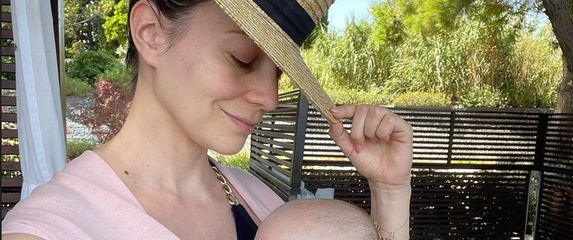 Sonja Kovač s kćerkicom u Savudriji - 12