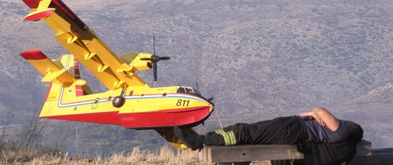 Kanader stigao u pomoć umornim vatrogascima