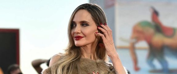 Angelina Jolie u kreaciji Tamare Ralph