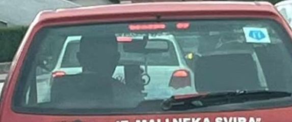 Urnebesan natpis na autu