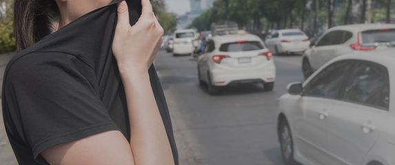 Djevojka prekriva nos i usta od onečišćenog zraka