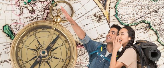 Karta svijeta, kompas i turisti na putovanju