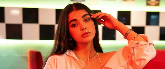 Djevojka kojoj je dosta