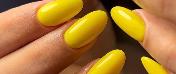 Žute manikure sjajno idu uz ljetno sunce