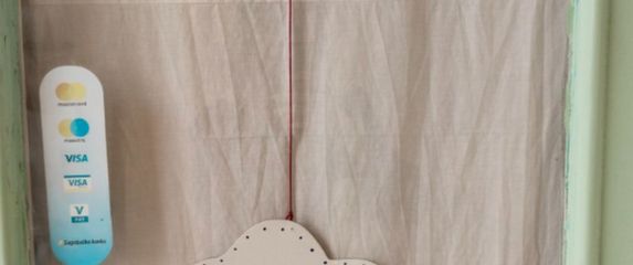 Neobičan natpis na izlogu butika