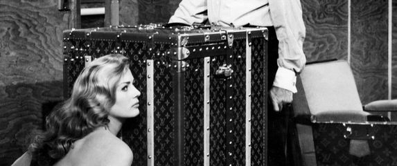 Anita Ekberg u filmu Paris Holiday s Louis Vuitton kovčezima