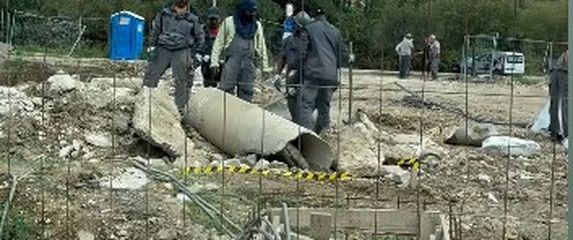 Radnici na gradilištu u Solinu na kojemu su pronađene azbestne cijevi