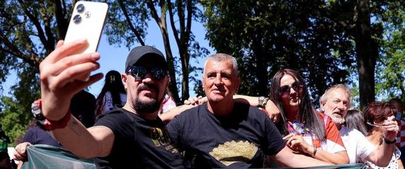 Miro Bulj s obožavateljima - 3