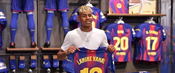 Lamine Yamal s dresom Barcelone