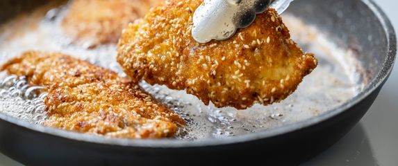 Ulje mora biti odgovarajuće zagrijano da biste ispekli savršeno hrskav komad mesa