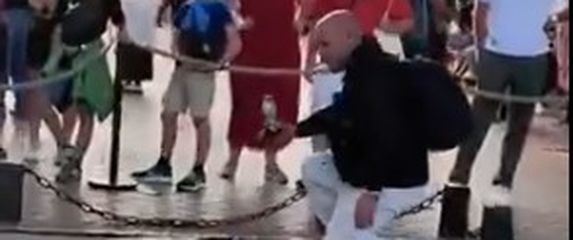 Zapalio cigaretu na vječnoj vatri u Parizu