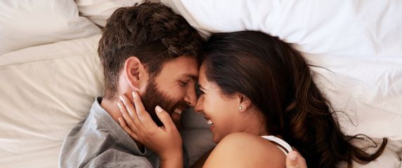 Žena i muškarac u krevetu