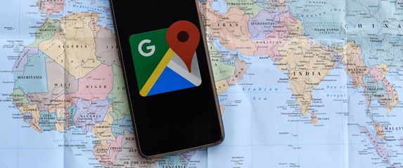 Karta svijeta i aplikacija Google Maps