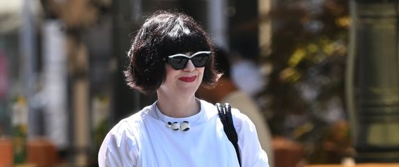 Mirela Holy u bijelim natikačama Naked Wolfe na zagrebačkoj špici 2025. - 2