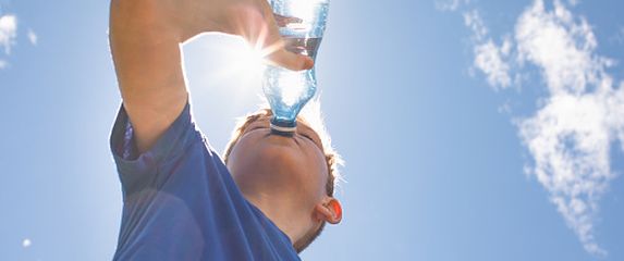 Dijete pije vodu, ilustracija