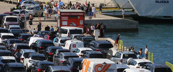 Promet u trajektnoj luci