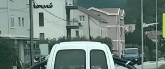 Automobil s neobičnim način prijevoza materijala