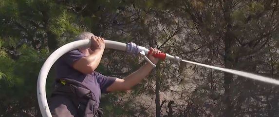 Vatrogasci i dalje na požarištu - 1