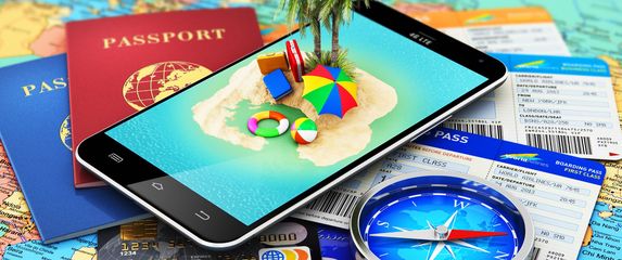 Razni rekviziti s putovanja na karti svijeta