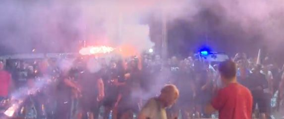 Prosvjednike u Srbiji gađali vatrometom, screenshot