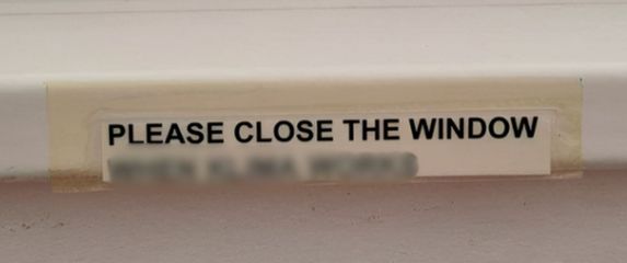 Natpis ispod prozora u Dalmaciji