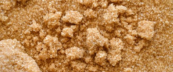 Smeđi šećer s grudicama
