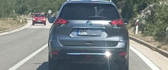 Automobil koji prevozi djecu na krovu