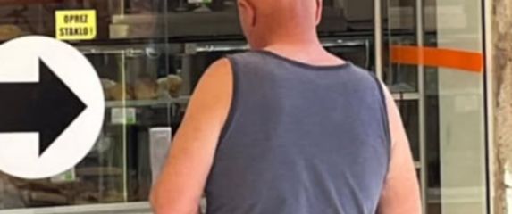 Muškarac u redu ispred pekarnice