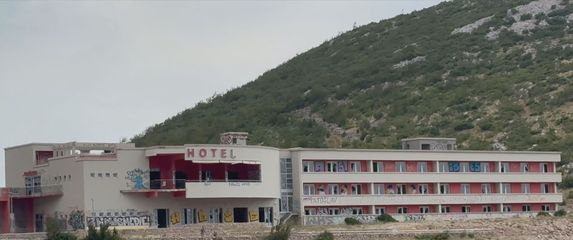 Napušteni hotel na odmorištu Marune - 1