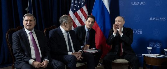 Putin se krevelji na novinarska pitanja