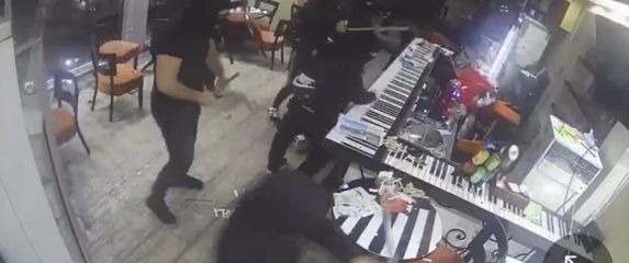 Huligani u akciji demoliranja