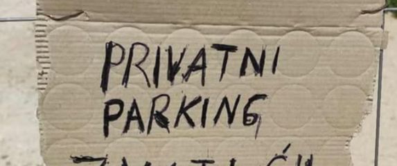 Natpis na komadu kartona