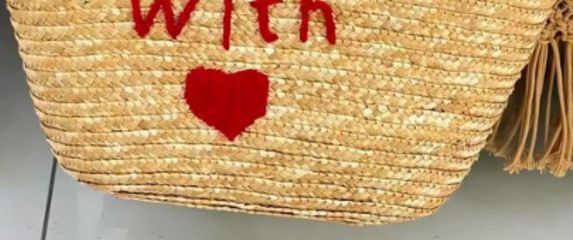 Torba za plažu s pogreškom u pisanju