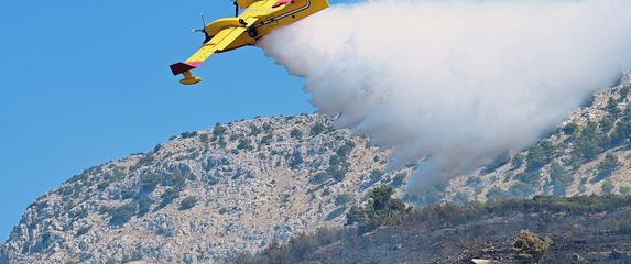 Kanader gasi požar, ilustracija