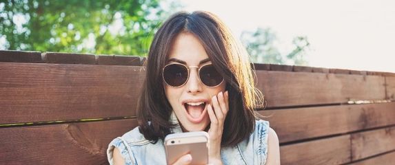 Iznenađena djevojka