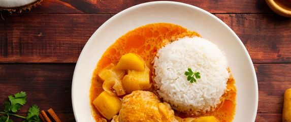 Riža kuhana u kokosovom mlijeku bit će sjajan dodatak uz curryje