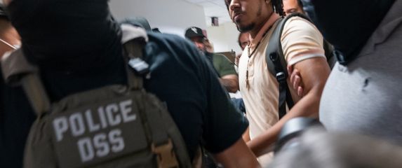 Američka policija privodi imigrante