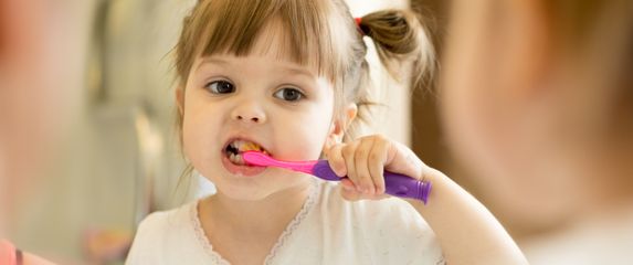 Djevojčica pere zube