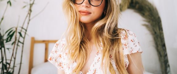 Djevojka nosi naočale