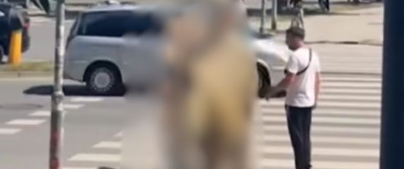 Muškarac kako hoda Srbijom s dinosaurom