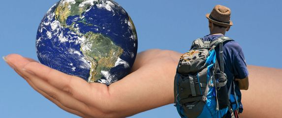 Globus u ruci i svjetski putnik