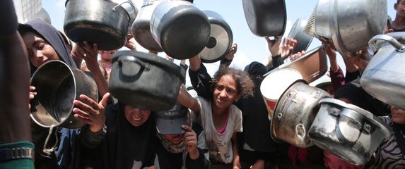 Palestinci ispred humanitarne kuhinje na jugu Pojasa Gaze