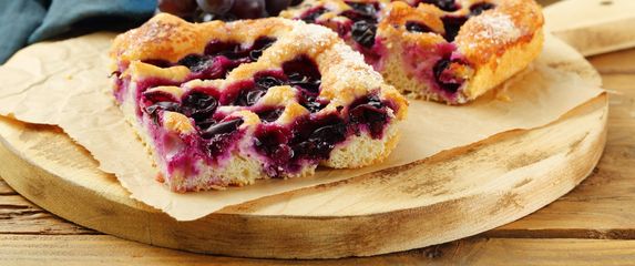 Biskvitni kolač s grožđem