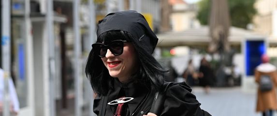 Mirela Holy u sandalama Boulder Bondage brenda United Nude - 2