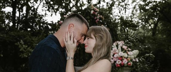 Taylor Swift i Travis Kelce su zaručeni
