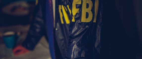 Agent FBI-ja u jakni